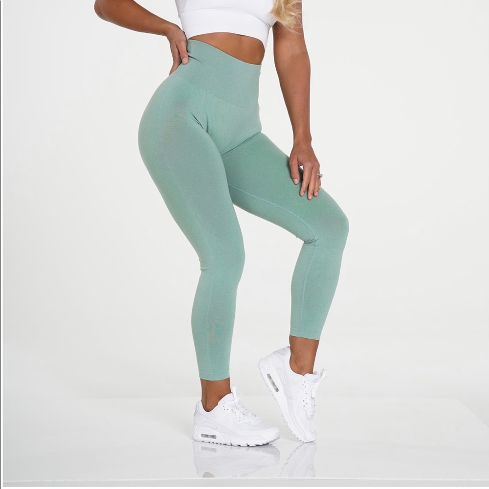 NVGTN Green NV seamless leggings size medium NWT